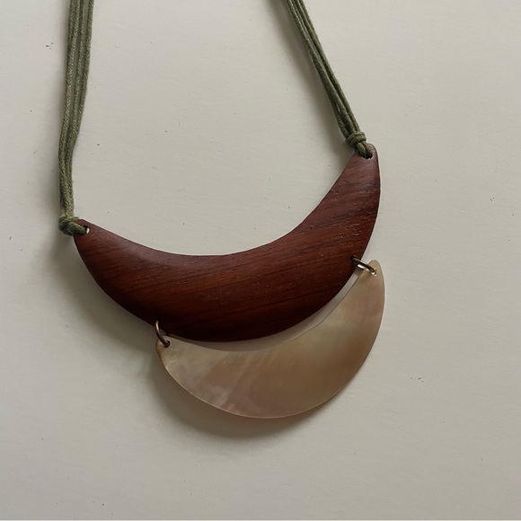 Vintage Wooden Shell Half Crescent Moon Boho Tribal Artisan Necklace Hand Made - Picture 7 of 10